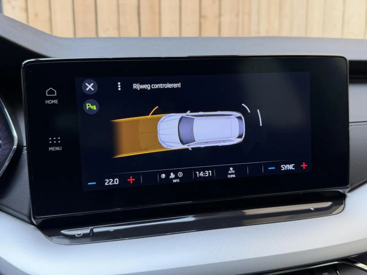 1.0 TSI Business Edition Apple CarPlay/Android Auto | Cruise & climate control | Elektrisch bedienbare achterklep | LED verlichting | Sfeerverlichting | Parkeersensoren voor en achter | Trek