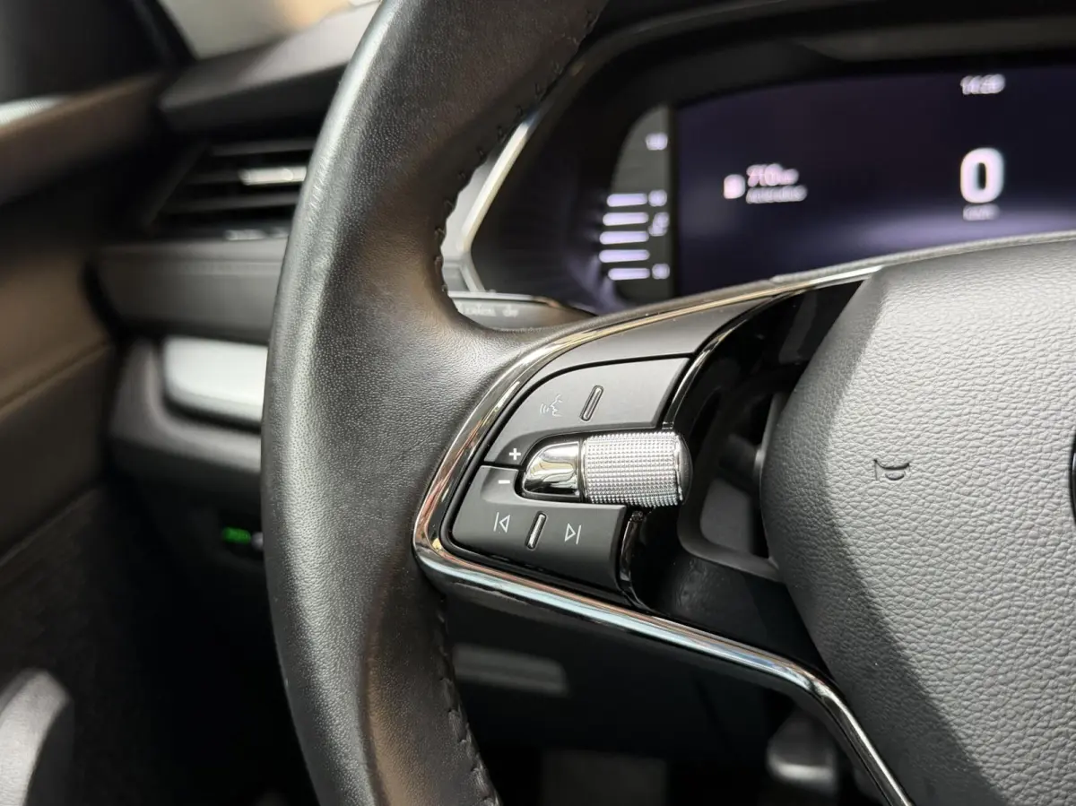 1.0 TSI Business Edition Apple CarPlay/Android Auto | Cruise & climate control | Elektrisch bedienbare achterklep | LED verlichting | Sfeerverlichting | Parkeersensoren voor en achter | Trek