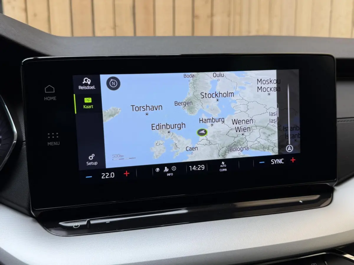 1.0 TSI Business Edition Apple CarPlay/Android Auto | Cruise & climate control | Elektrisch bedienbare achterklep | LED verlichting | Sfeerverlichting | Parkeersensoren voor en achter | Trek