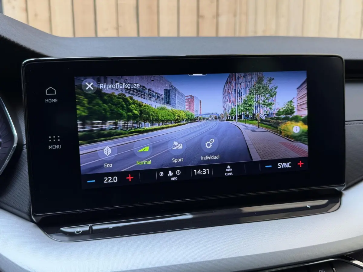 1.0 TSI Business Edition Apple CarPlay/Android Auto | Cruise & climate control | Elektrisch bedienbare achterklep | LED verlichting | Sfeerverlichting | Parkeersensoren voor en achter | Trek
