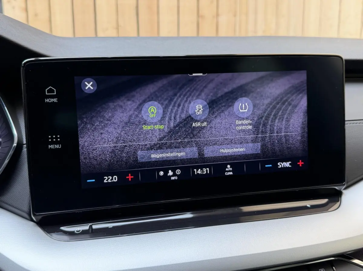 1.0 TSI Business Edition Apple CarPlay/Android Auto | Cruise & climate control | Elektrisch bedienbare achterklep | LED verlichting | Sfeerverlichting | Parkeersensoren voor en achter | Trek