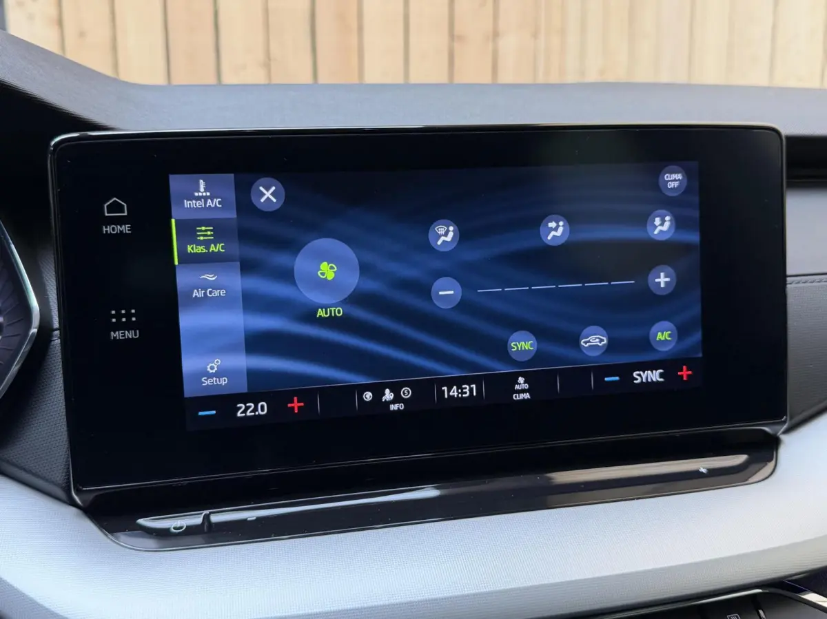 1.0 TSI Business Edition Apple CarPlay/Android Auto | Cruise & climate control | Elektrisch bedienbare achterklep | LED verlichting | Sfeerverlichting | Parkeersensoren voor en achter | Trek