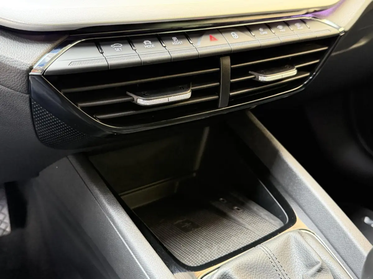 1.0 TSI Business Edition Apple CarPlay/Android Auto | Cruise & climate control | Elektrisch bedienbare achterklep | LED verlichting | Sfeerverlichting | Parkeersensoren voor en achter | Trek