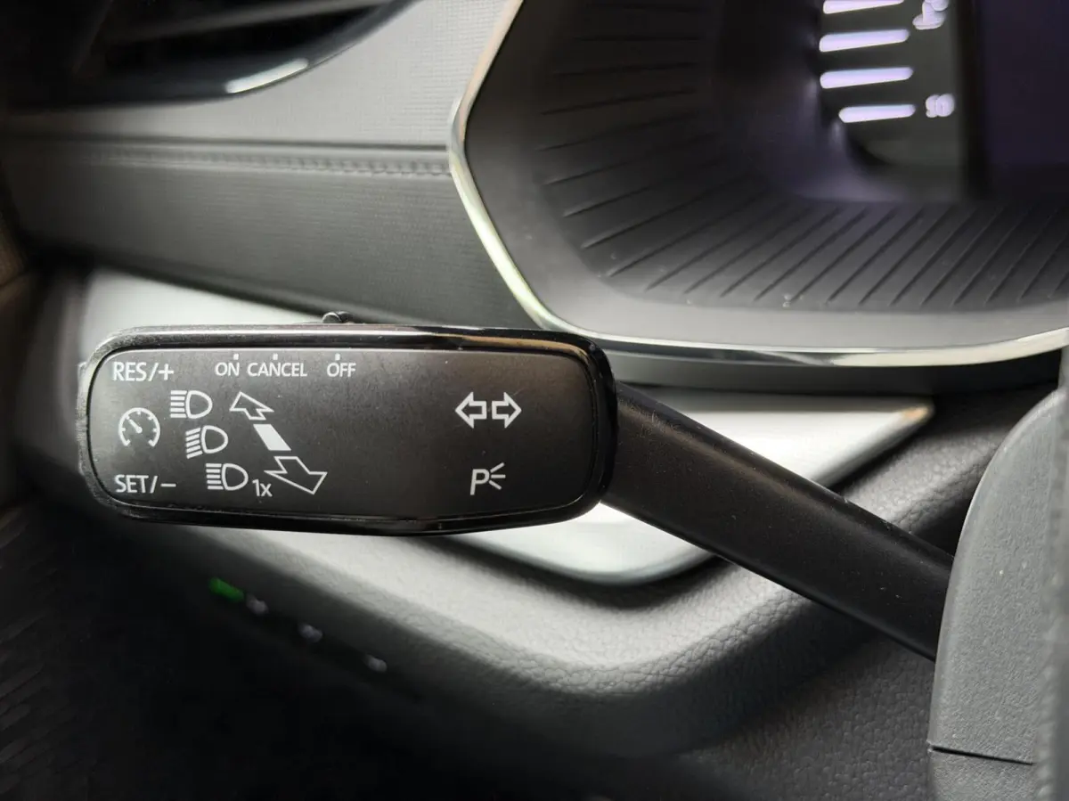 1.0 TSI Business Edition Apple CarPlay/Android Auto | Cruise & climate control | Elektrisch bedienbare achterklep | LED verlichting | Sfeerverlichting | Parkeersensoren voor en achter | Trek
