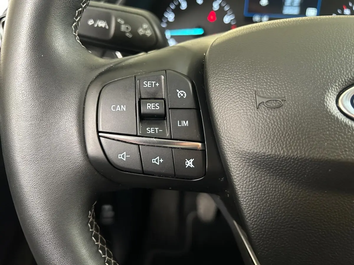 1.0 EcoBoost Hybrid Titanium | Apple Carplay / Android Auto | Stoel + Stuurverwarming | Cruise Control | Parkeersensoren Achter | Lichtsensor | Climate Control | Verwarmbare Voorruit