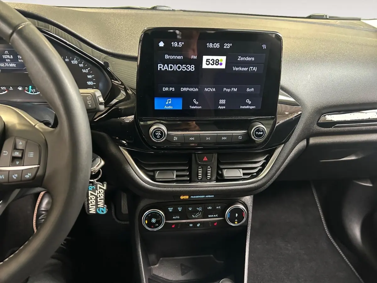 1.0 EcoBoost Hybrid Titanium | Apple Carplay / Android Auto | Stoel + Stuurverwarming | Cruise Control | Parkeersensoren Achter | Lichtsensor | Climate Control | Verwarmbare Voorruit