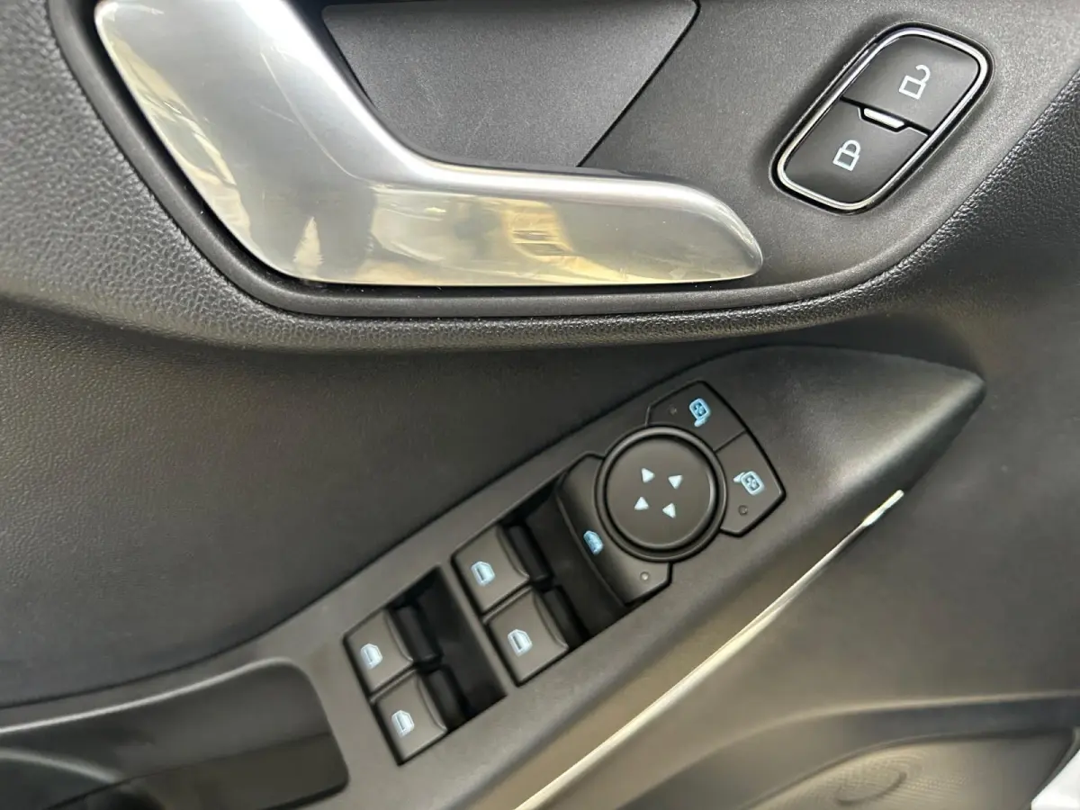 1.0 EcoBoost Hybrid Titanium | Apple Carplay / Android Auto | Stoel + Stuurverwarming | Cruise Control | Parkeersensoren Achter | Lichtsensor | Climate Control | Verwarmbare Voorruit