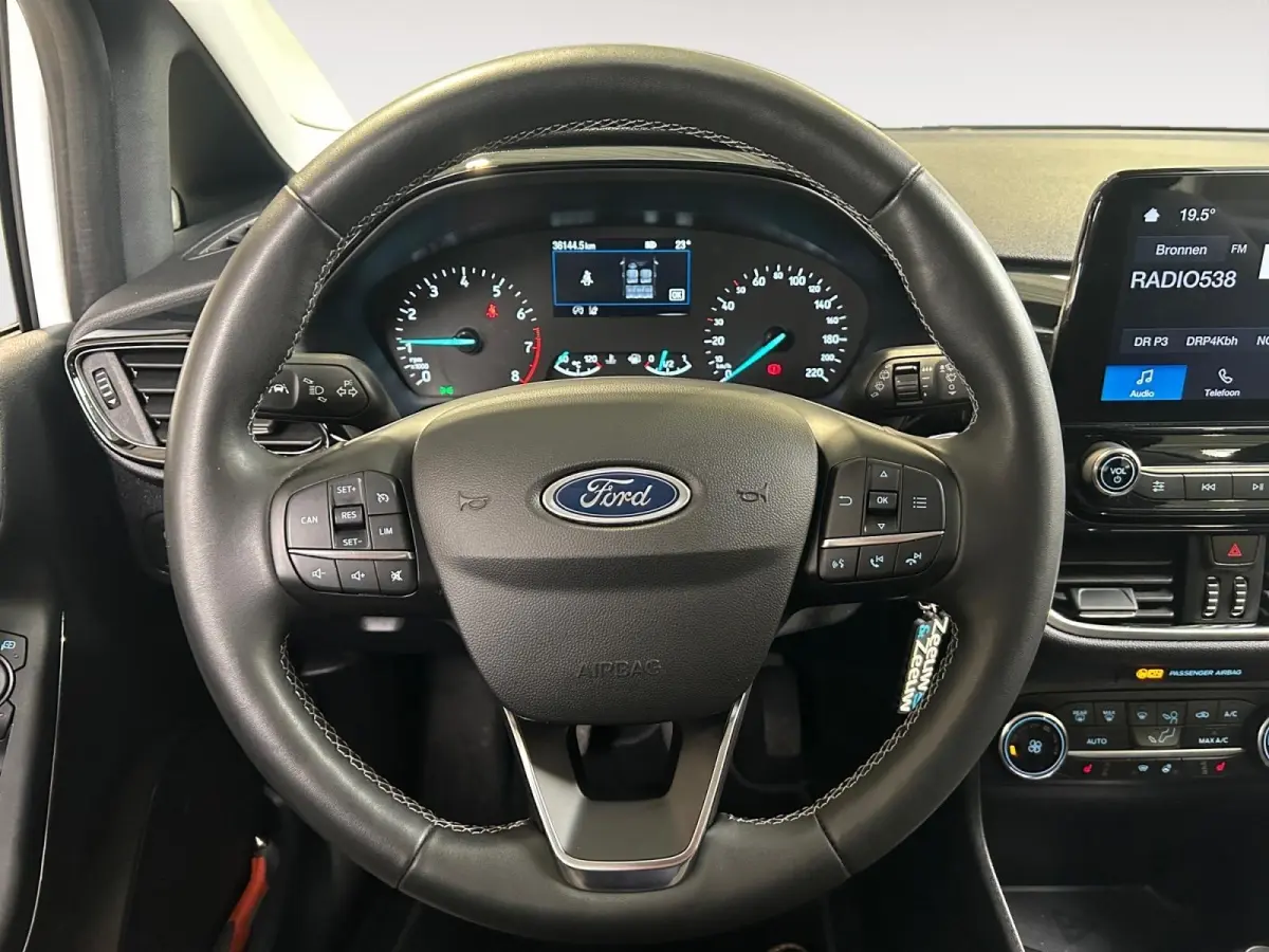 1.0 EcoBoost Hybrid Titanium | Apple Carplay / Android Auto | Stoel + Stuurverwarming | Cruise Control | Parkeersensoren Achter | Lichtsensor | Climate Control | Verwarmbare Voorruit