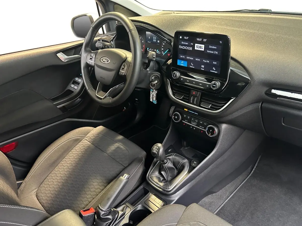1.0 EcoBoost Hybrid Titanium | Apple Carplay / Android Auto | Stoel + Stuurverwarming | Cruise Control | Parkeersensoren Achter | Lichtsensor | Climate Control | Verwarmbare Voorruit