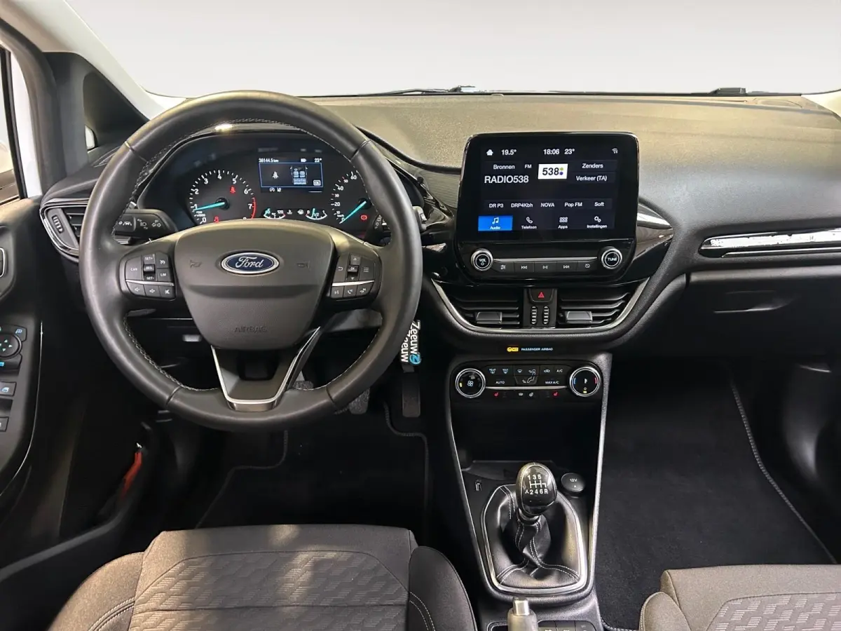 1.0 EcoBoost Hybrid Titanium | Apple Carplay / Android Auto | Stoel + Stuurverwarming | Cruise Control | Parkeersensoren Achter | Lichtsensor | Climate Control | Verwarmbare Voorruit