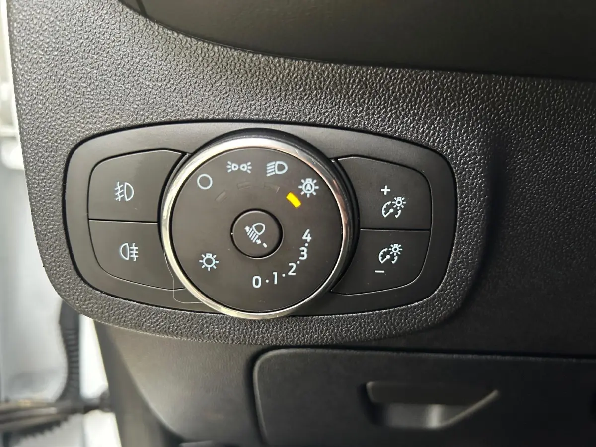 1.0 EcoBoost Hybrid Titanium | Apple Carplay / Android Auto | Stoel + Stuurverwarming | Cruise Control | Parkeersensoren Achter | Lichtsensor | Climate Control | Verwarmbare Voorruit