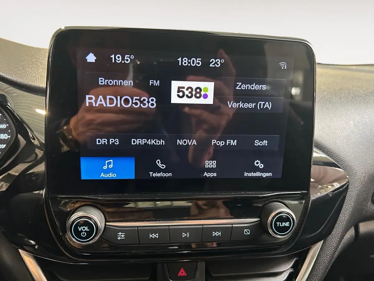 1.0 EcoBoost Hybrid Titanium | Apple Carplay / Android Auto | Stoel + Stuurverwarming | Cruise Control | Parkeersensoren Achter | Lichtsensor | Climate Control | Verwarmbare Voorruit