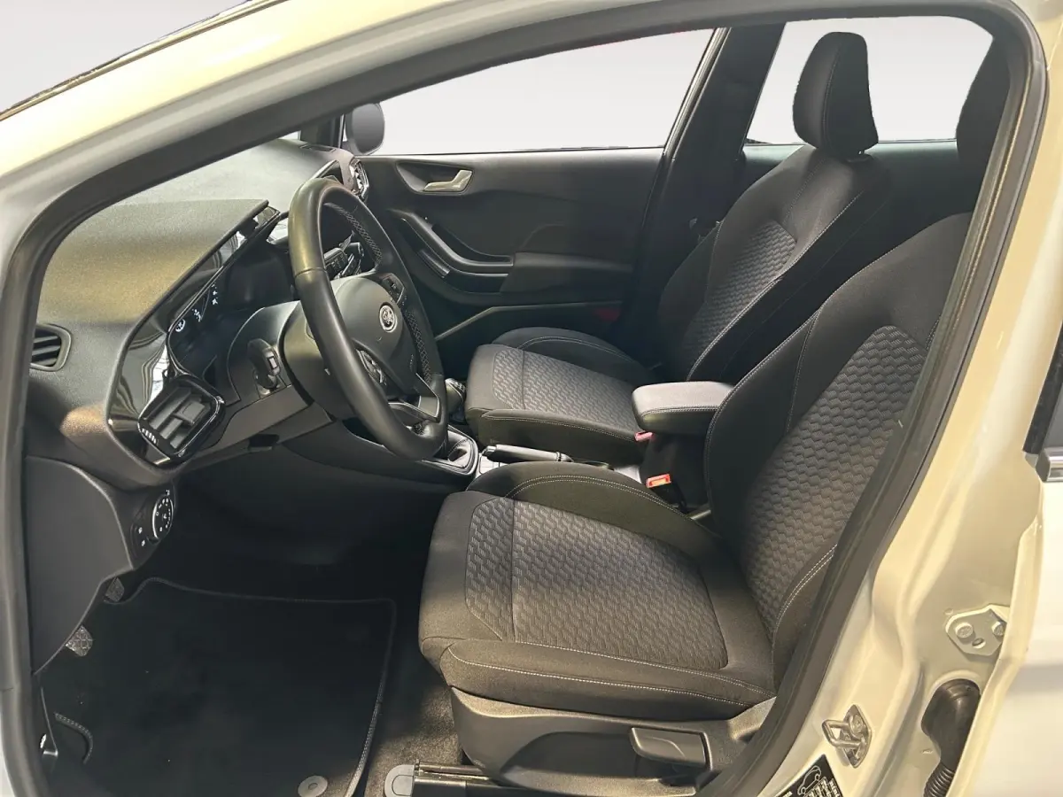 1.0 EcoBoost Hybrid Titanium | Apple Carplay / Android Auto | Stoel + Stuurverwarming | Cruise Control | Parkeersensoren Achter | Lichtsensor | Climate Control | Verwarmbare Voorruit
