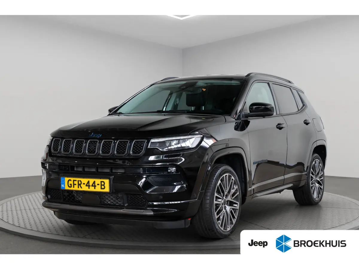 4xe 240 Plug-in Hybrid Summit | Lederen Bekleding | Stoel & Stuurverwarming | El. Stoelverstelling | Navigatie | Cruise Controle Adaptive | Climate Controle | Parkeersensoren |
