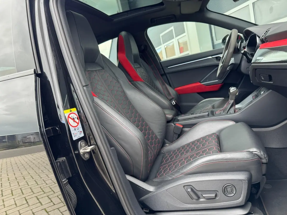 RS Q3 2.5 TFSI | RS Geruit Leder | Panorama | Virutal Cockpit | 360 Camera | Individual Velgen | Adaptive Cruise | CarPlay | Navigatie | Climate