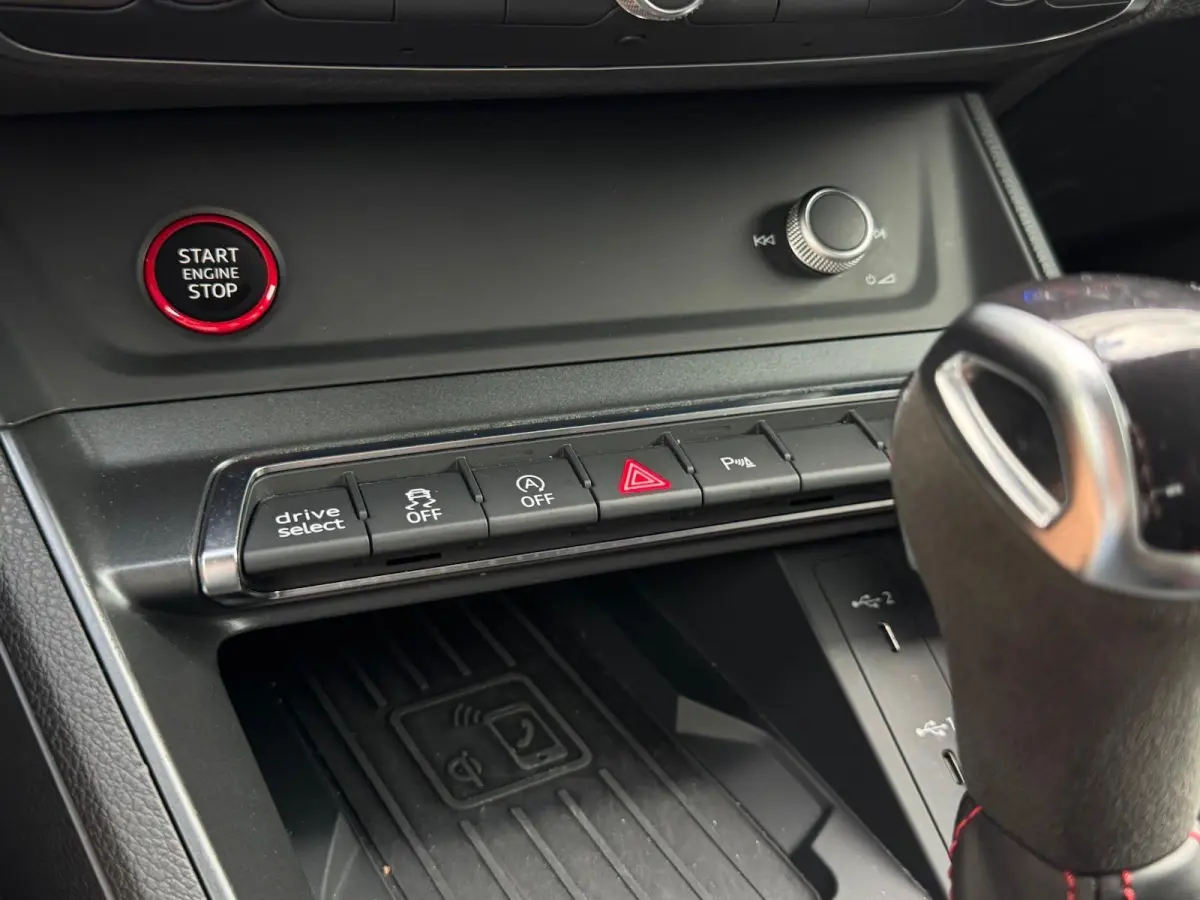 RS Q3 2.5 TFSI | RS Geruit Leder | Panorama | Virutal Cockpit | 360 Camera | Individual Velgen | Adaptive Cruise | CarPlay | Navigatie | Climate