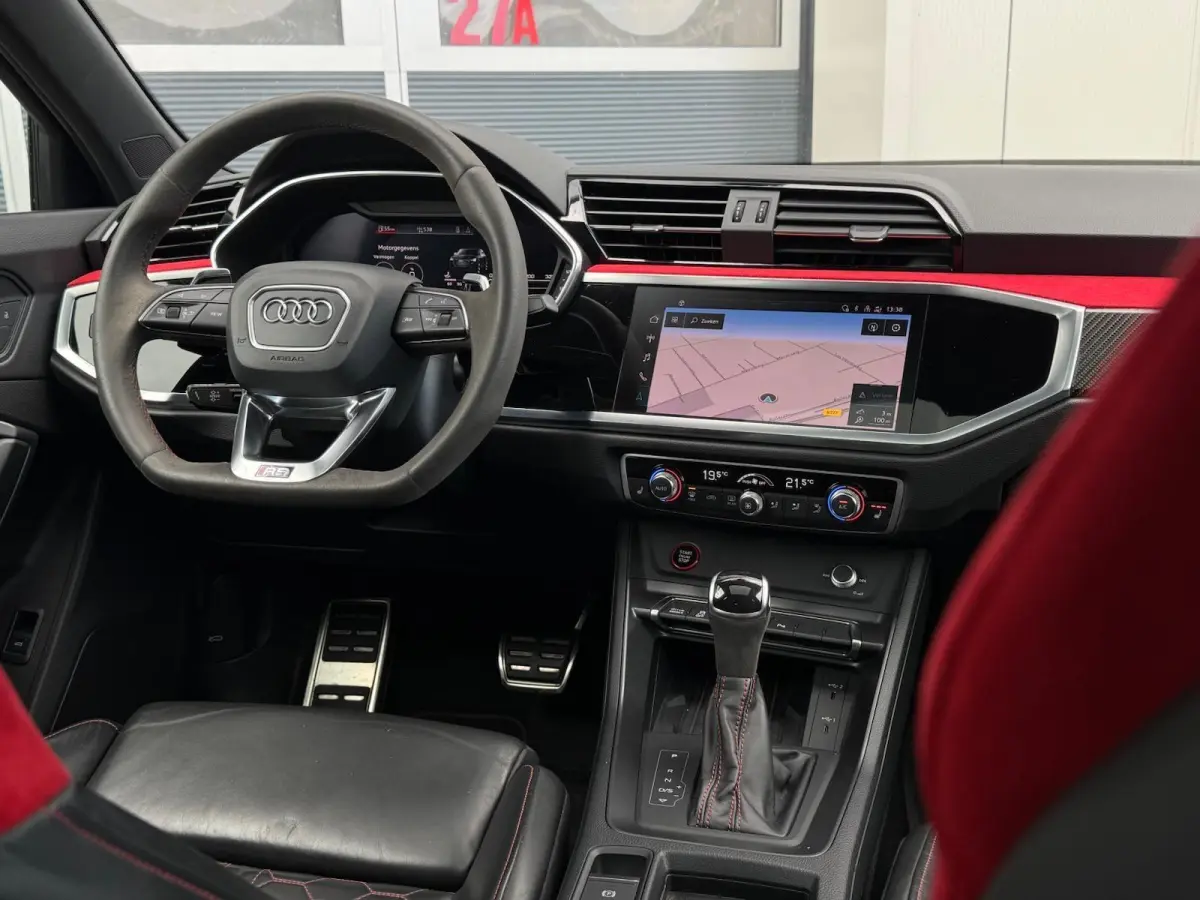 RS Q3 2.5 TFSI | RS Geruit Leder | Panorama | Virutal Cockpit | 360 Camera | Individual Velgen | Adaptive Cruise | CarPlay | Navigatie | Climate