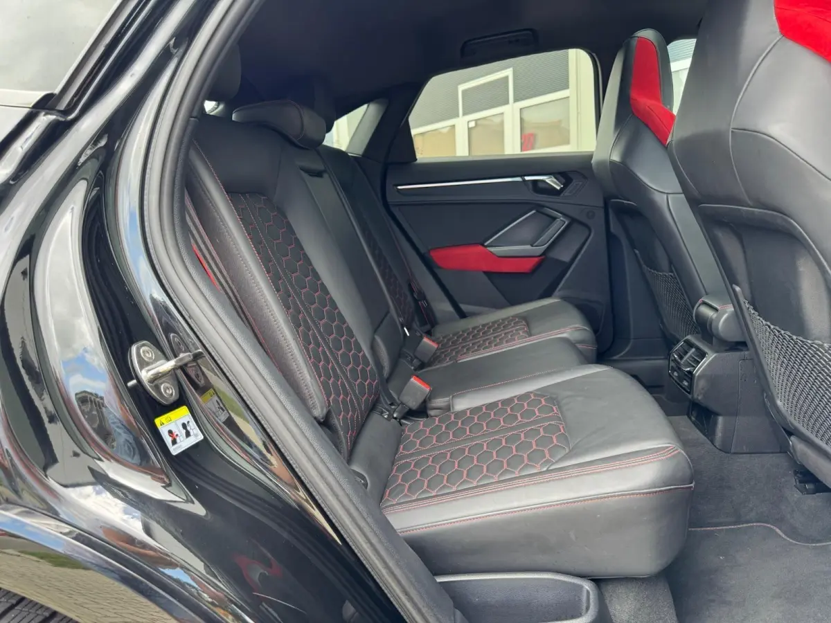 RS Q3 2.5 TFSI | RS Geruit Leder | Panorama | Virutal Cockpit | 360 Camera | Individual Velgen | Adaptive Cruise | CarPlay | Navigatie | Climate