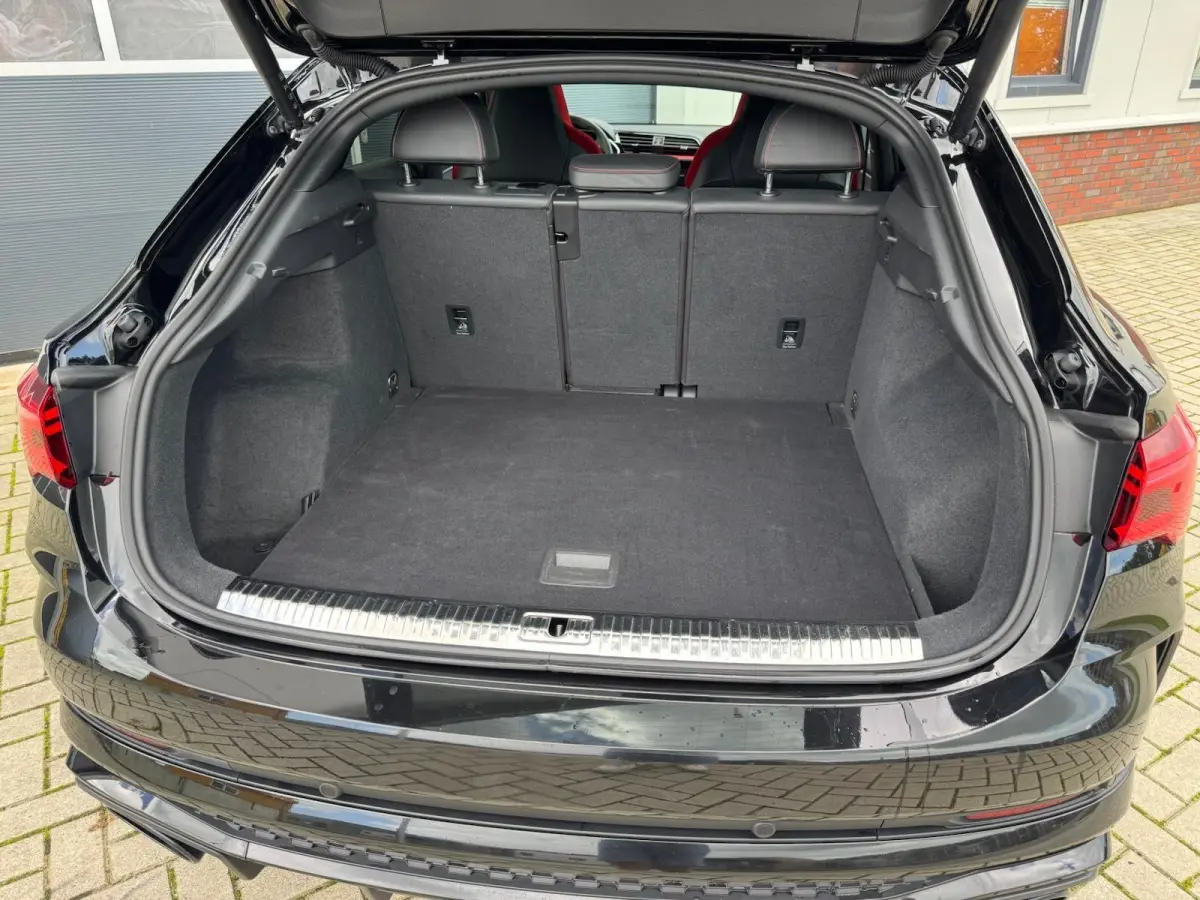 RS Q3 2.5 TFSI | RS Geruit Leder | Panorama | Virutal Cockpit | 360 Camera | Individual Velgen | Adaptive Cruise | CarPlay | Navigatie | Climate