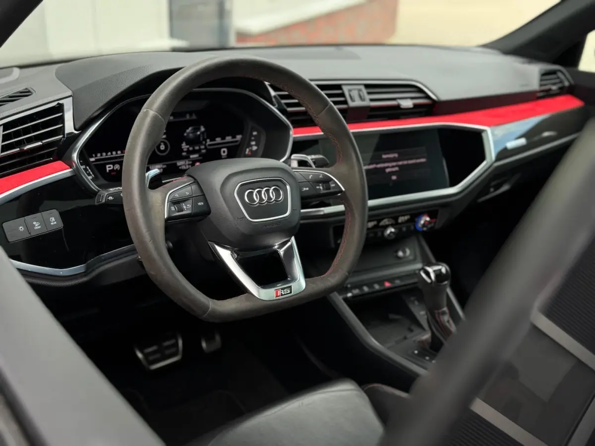 RS Q3 2.5 TFSI | RS Geruit Leder | Panorama | Virutal Cockpit | 360 Camera | Individual Velgen | Adaptive Cruise | CarPlay | Navigatie | Climate