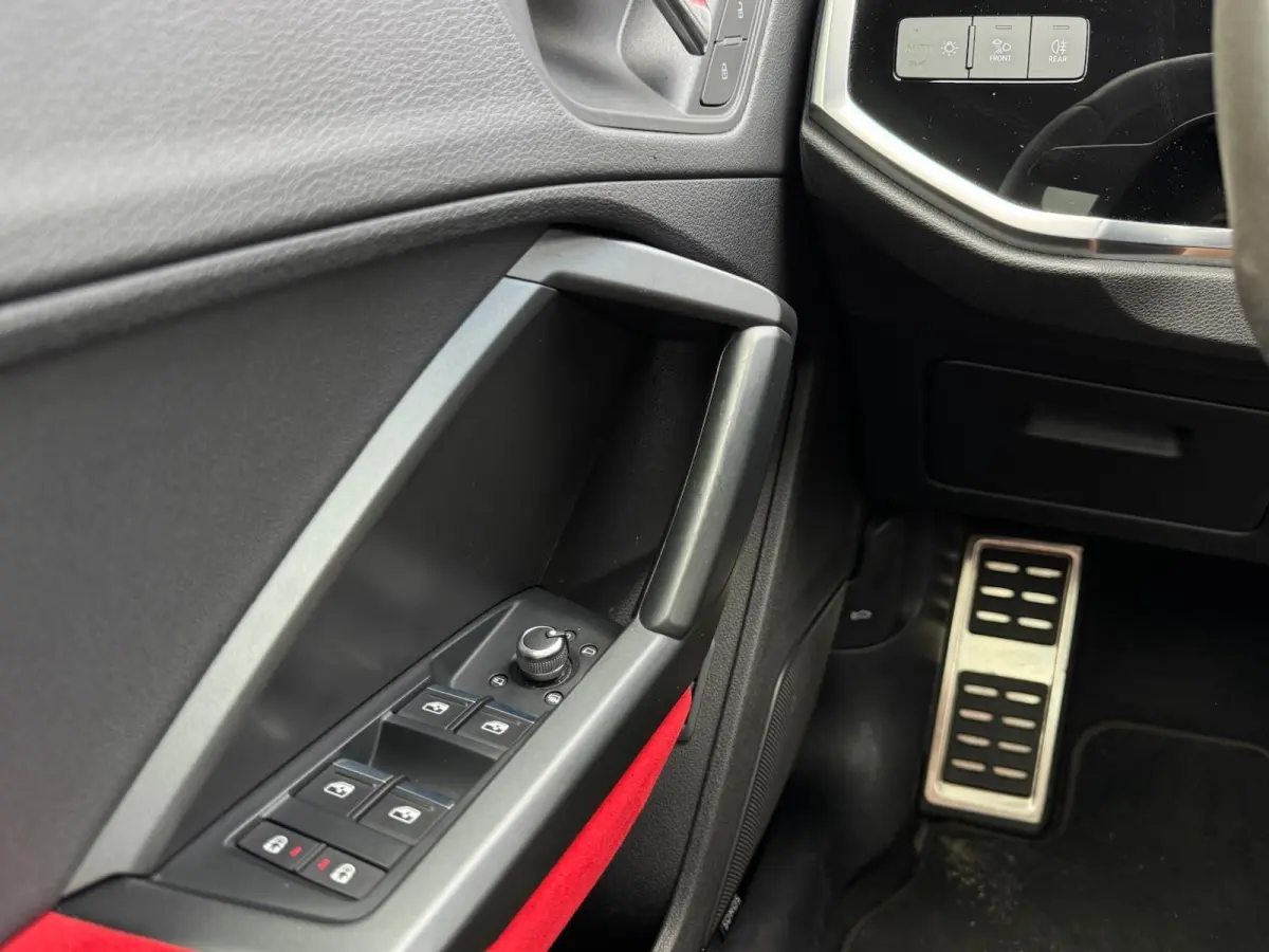 RS Q3 2.5 TFSI | RS Geruit Leder | Panorama | Virutal Cockpit | 360 Camera | Individual Velgen | Adaptive Cruise | CarPlay | Navigatie | Climate