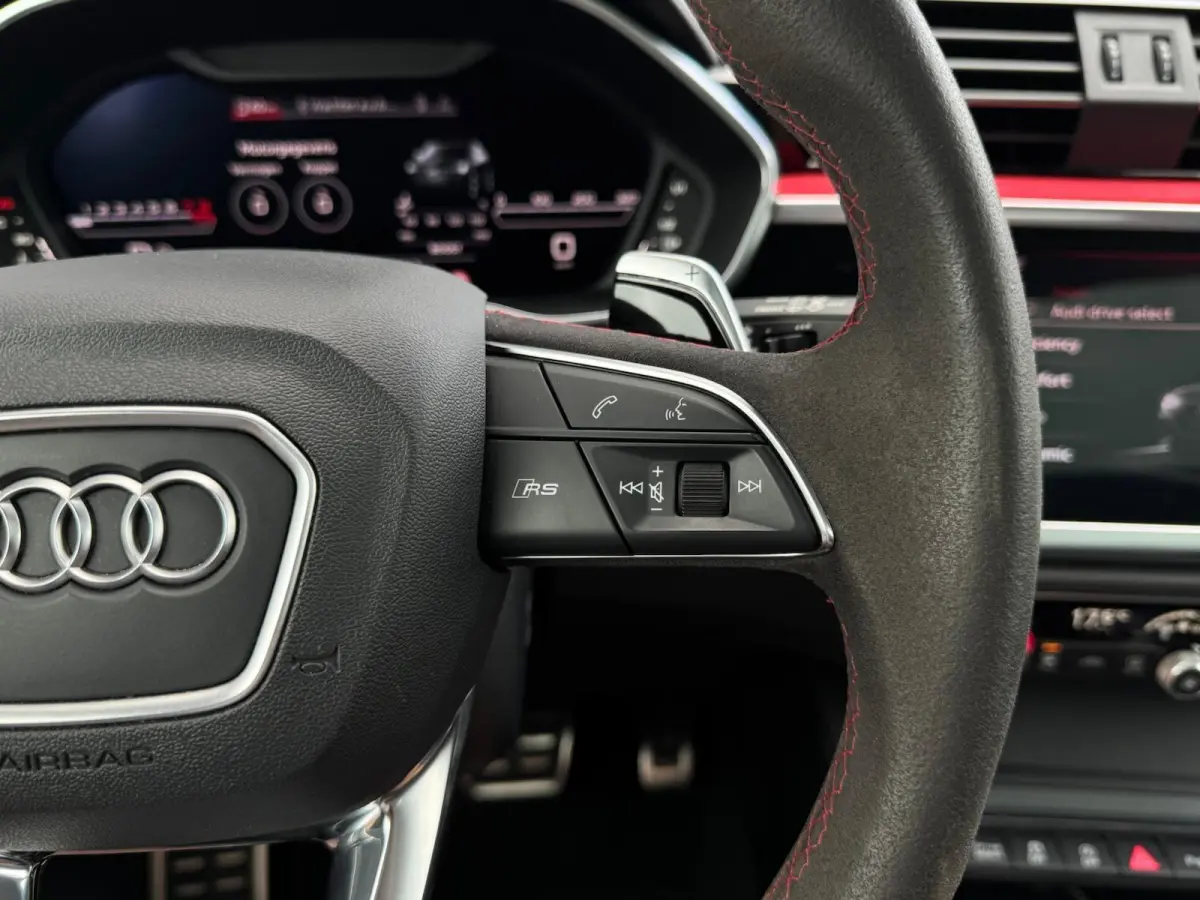 RS Q3 2.5 TFSI | RS Geruit Leder | Panorama | Virutal Cockpit | 360 Camera | Individual Velgen | Adaptive Cruise | CarPlay | Navigatie | Climate