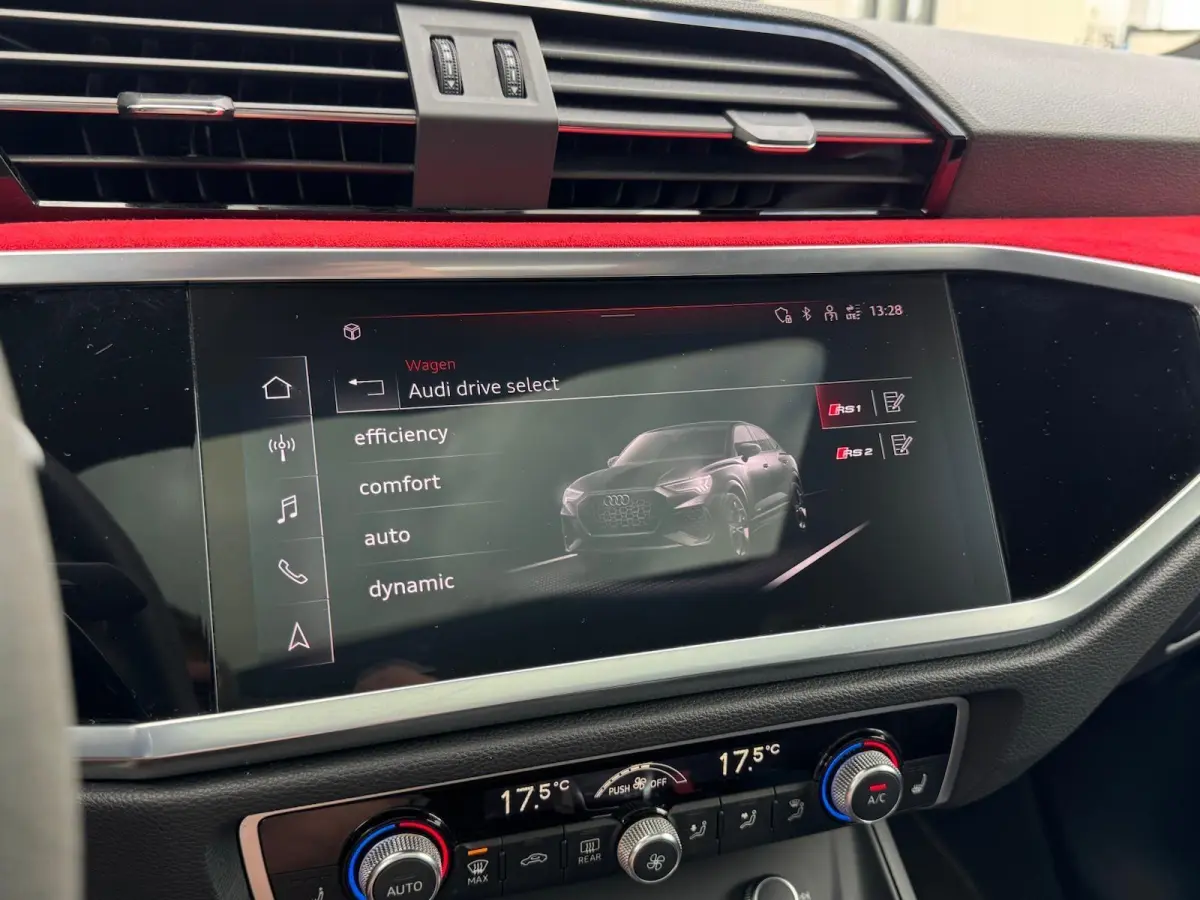 RS Q3 2.5 TFSI | RS Geruit Leder | Panorama | Virutal Cockpit | 360 Camera | Individual Velgen | Adaptive Cruise | CarPlay | Navigatie | Climate