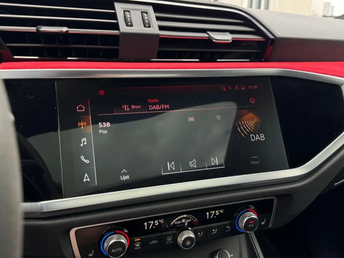 RS Q3 2.5 TFSI | RS Geruit Leder | Panorama | Virutal Cockpit | 360 Camera | Individual Velgen | Adaptive Cruise | CarPlay | Navigatie | Climate