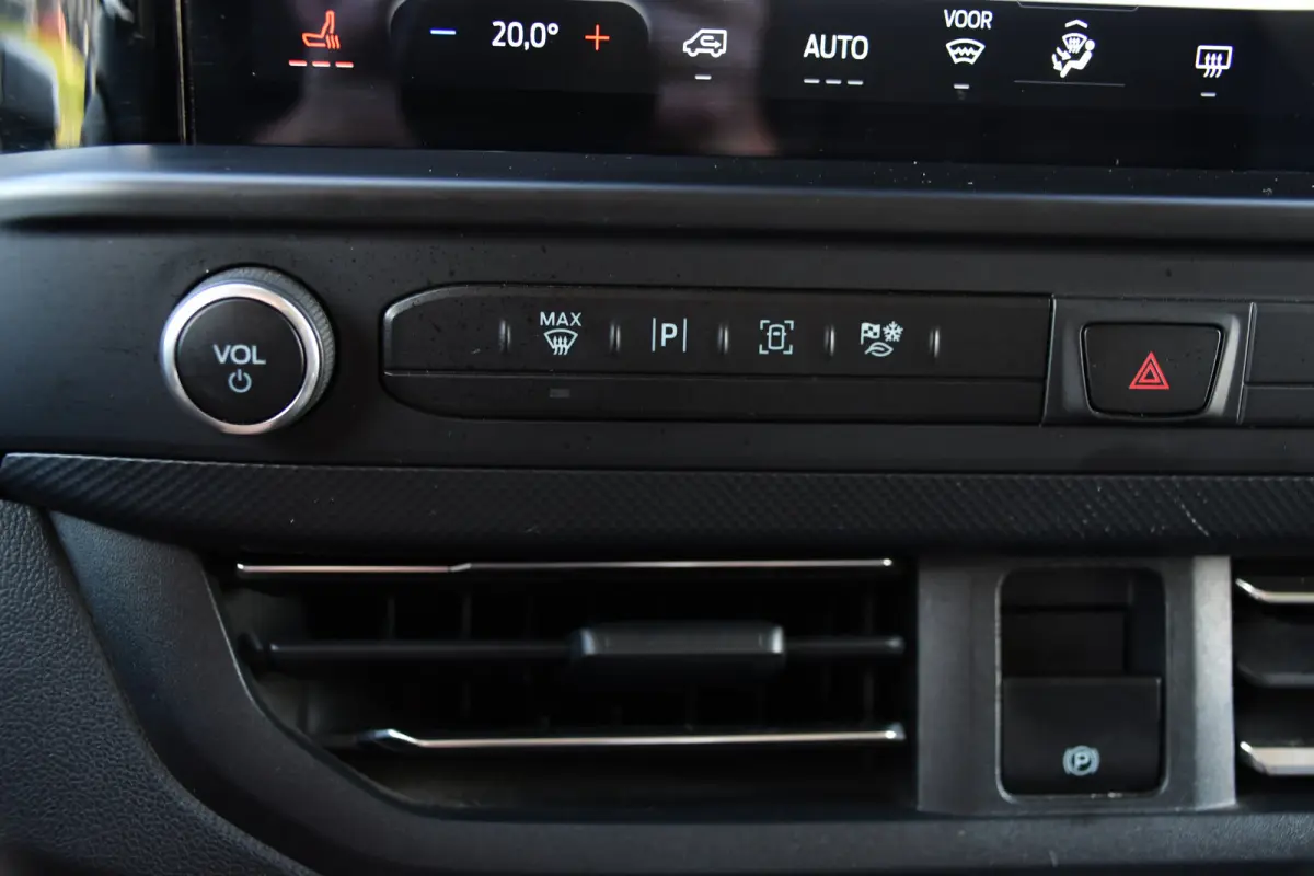 300 2.0 TDCI L1H1 Limited Black Edition Camera, Cruise, Carplay, LED, Stoelverwarming , 150pk, Sensoren, Trekhaak, Multimedia, Uniek!