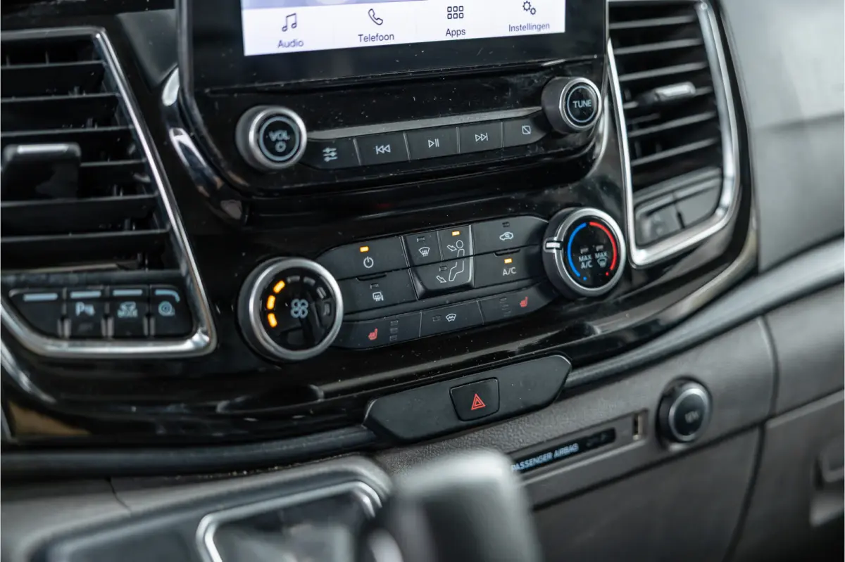 320 2.0 TDCI 185 PK L2H1 Sport | L+R Schuifdeur | CarPlay | Camera | Navigatie | Trekhaak | Stoelverwarming | Cruise control | DAB | Nieuwe APK