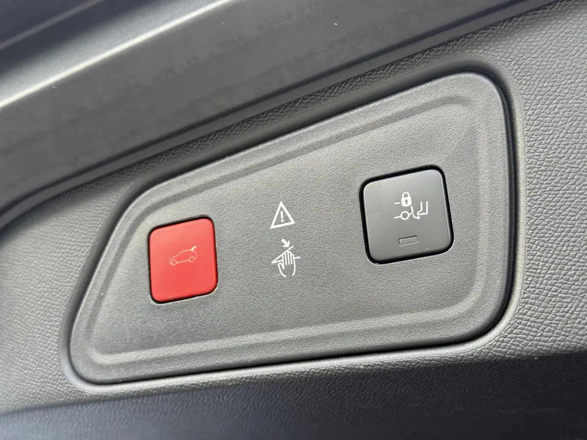 1.2 PureTech Allure Camera|Carplay|Cruise|PDC V+A|Elek achterklep|Elek ramen|D-riem vv in 2024|N.A.P|Nieuwe APK bij aflevering