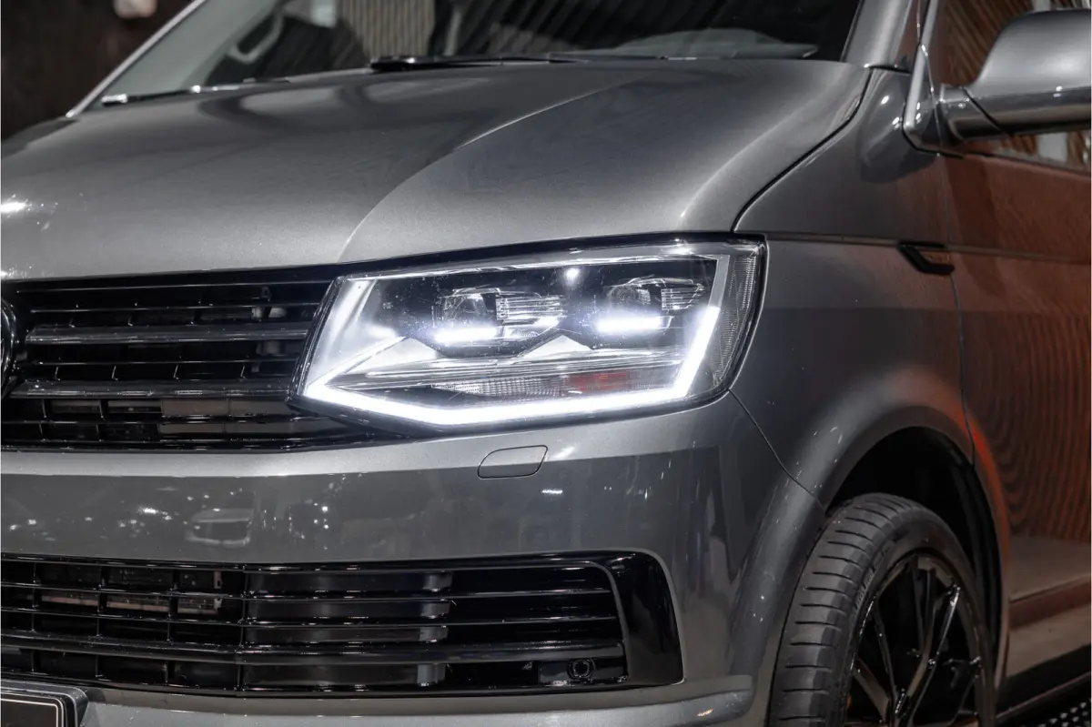 T6 2.0 TDI L2H1 DC 4Motion Highline | Schuifdak | ACC | Bi-Xenon | L+R Schuifdeur | Trekhaak | Camera | Navigatie | Lederen bekleding | Stoelverwarming | DAB | CarPlay | Nieuwe APK