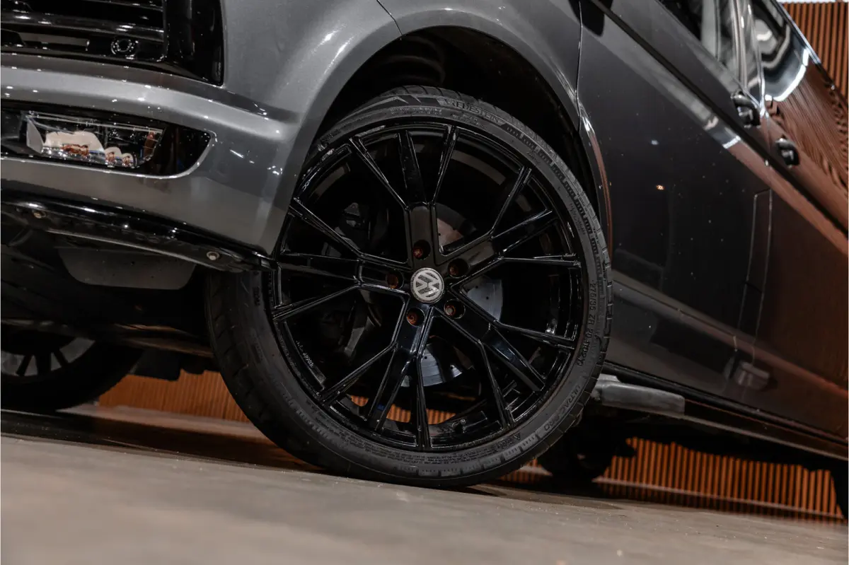 T6 2.0 TDI L2H1 DC 4Motion Highline | Schuifdak | ACC | Bi-Xenon | L+R Schuifdeur | Trekhaak | Camera | Navigatie | Lederen bekleding | Stoelverwarming | DAB | CarPlay | Nieuwe APK