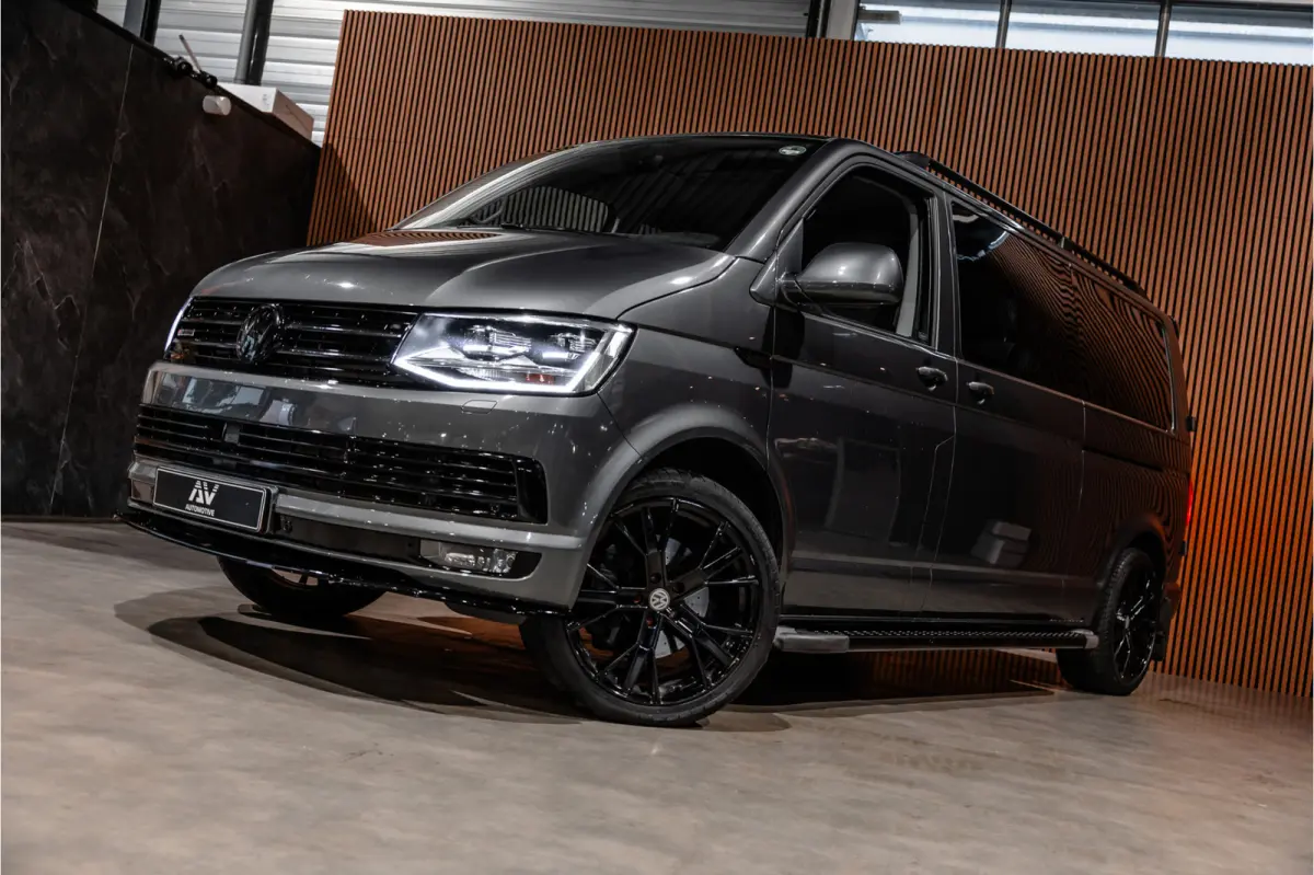 T6 2.0 TDI L2H1 DC 4Motion Highline | Schuifdak | ACC | Bi-Xenon | L+R Schuifdeur | Trekhaak | Camera | Navigatie | Lederen bekleding | Stoelverwarming | DAB | CarPlay | Nieuwe APK