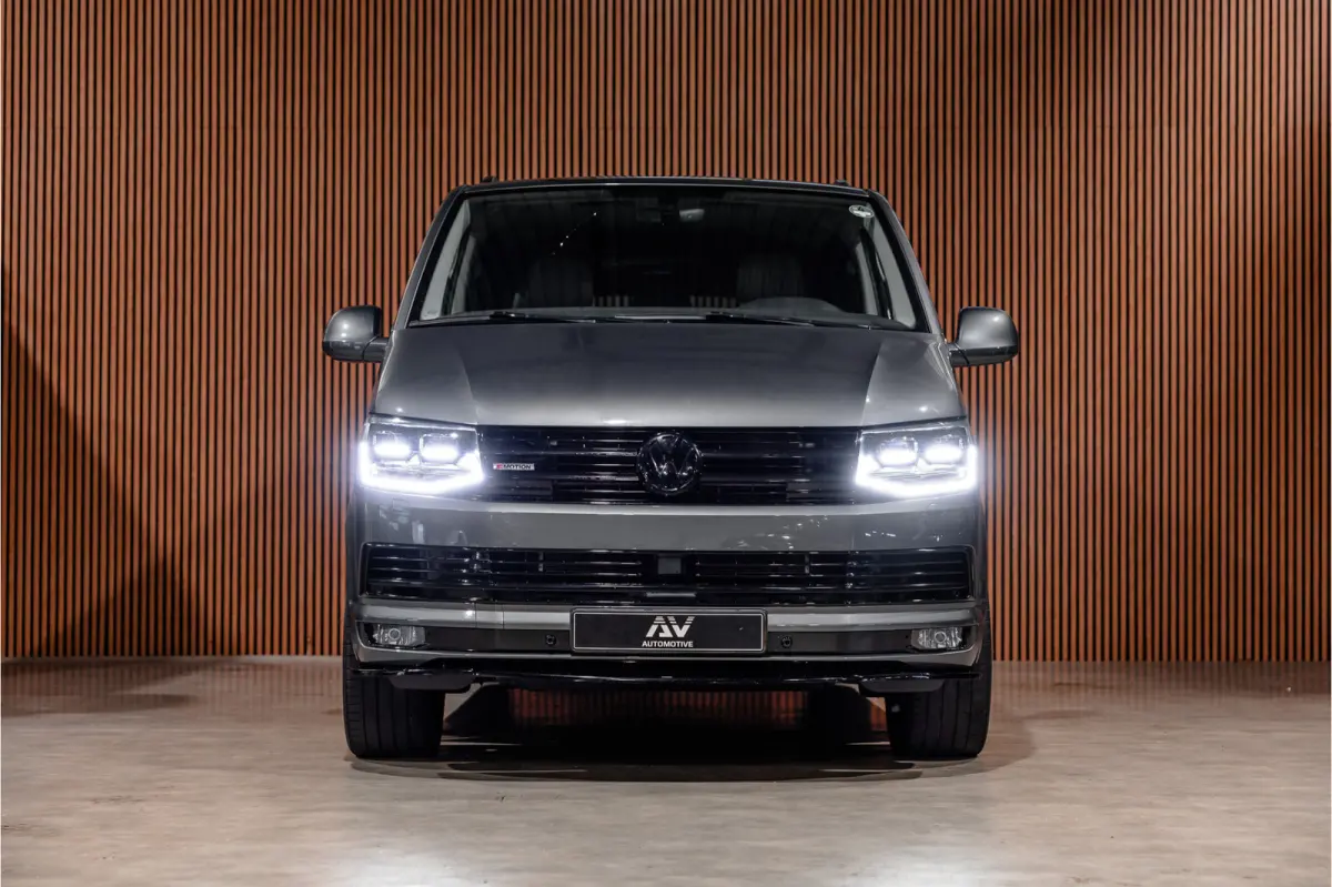 T6 2.0 TDI L2H1 DC 4Motion Highline | Schuifdak | ACC | Bi-Xenon | L+R Schuifdeur | Trekhaak | Camera | Navigatie | Lederen bekleding | Stoelverwarming | DAB | CarPlay | Nieuwe APK