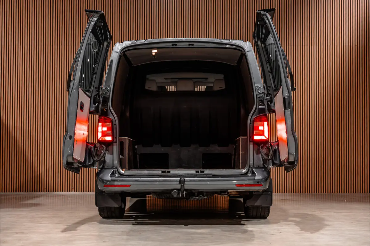 T6 2.0 TDI L2H1 DC 4Motion Highline | Schuifdak | ACC | Bi-Xenon | L+R Schuifdeur | Trekhaak | Camera | Navigatie | Lederen bekleding | Stoelverwarming | DAB | CarPlay | Nieuwe APK