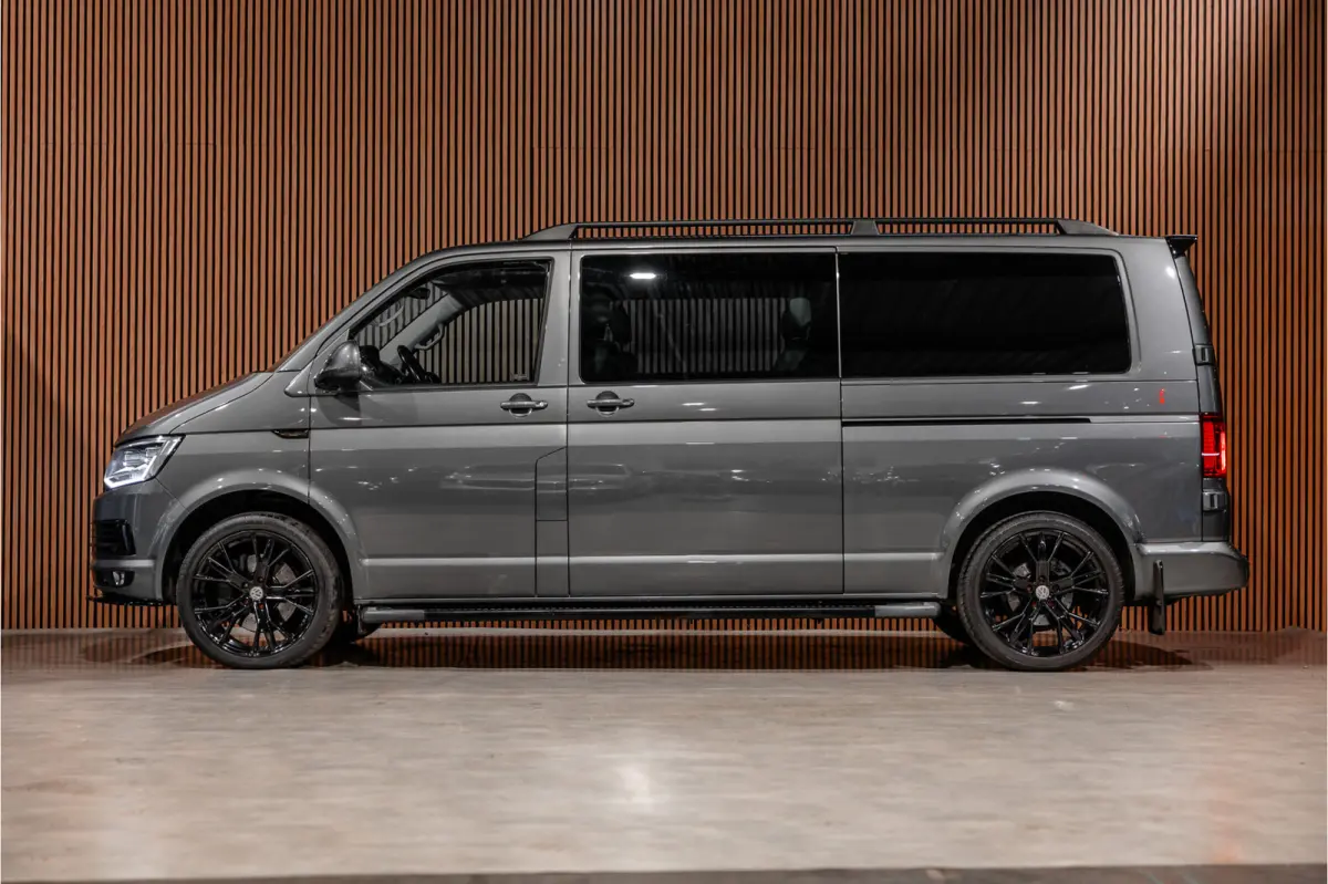 T6 2.0 TDI L2H1 DC 4Motion Highline | Schuifdak | ACC | Bi-Xenon | L+R Schuifdeur | Trekhaak | Camera | Navigatie | Lederen bekleding | Stoelverwarming | DAB | CarPlay | Nieuwe APK
