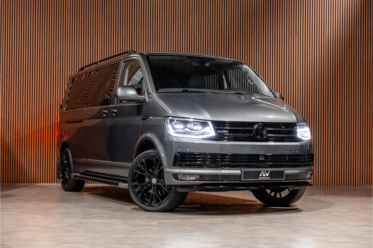 T6 2.0 TDI L2H1 DC 4Motion Highline | Schuifdak | ACC | Bi-Xenon | L+R Schuifdeur | Trekhaak | Camera | Navigatie | Lederen bekleding | Stoelverwarming | DAB | CarPlay | Nieuwe APK