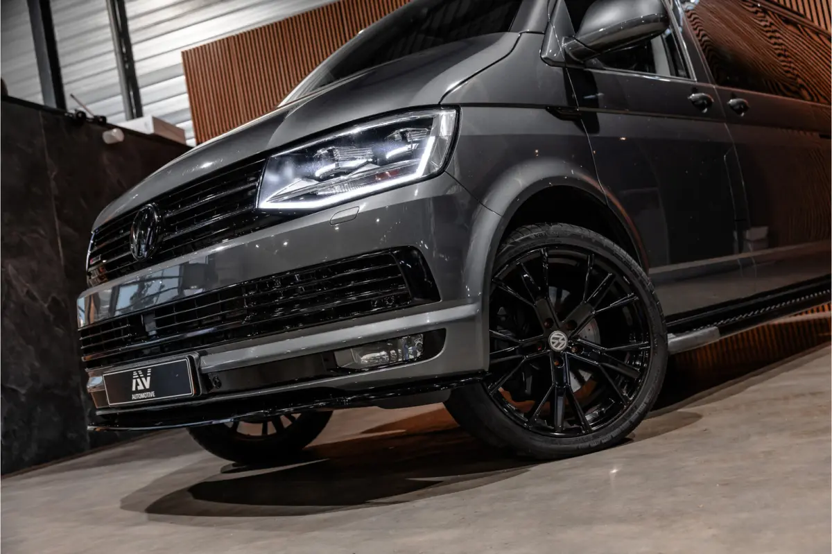 T6 2.0 TDI L2H1 DC 4Motion Highline | Schuifdak | ACC | Bi-Xenon | L+R Schuifdeur | Trekhaak | Camera | Navigatie | Lederen bekleding | Stoelverwarming | DAB | CarPlay | Nieuwe APK
