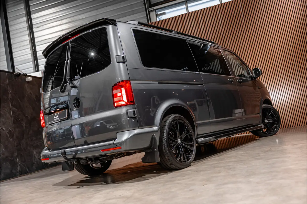 T6 2.0 TDI L2H1 DC 4Motion Highline | Schuifdak | ACC | Bi-Xenon | L+R Schuifdeur | Trekhaak | Camera | Navigatie | Lederen bekleding | Stoelverwarming | DAB | CarPlay | Nieuwe APK