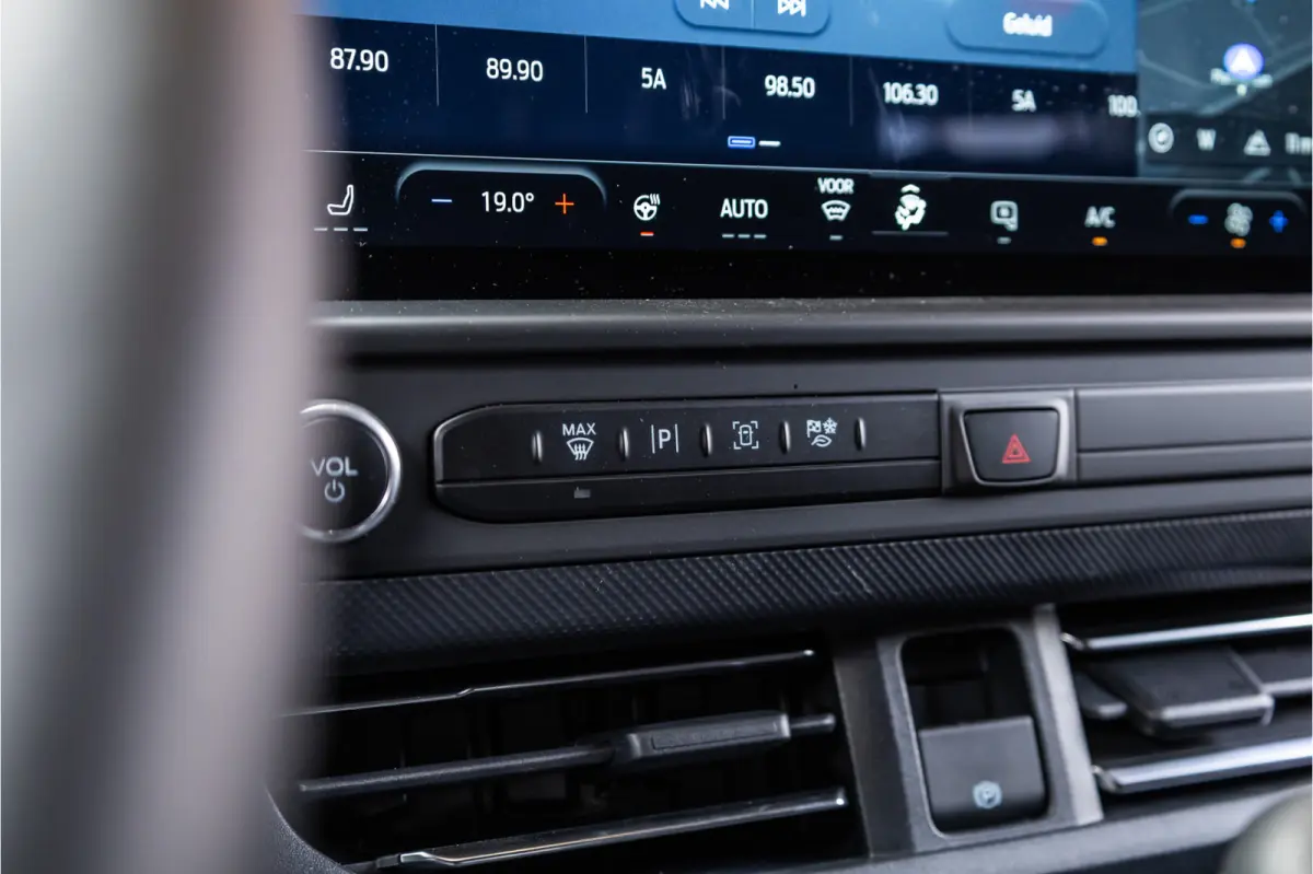 320 2.0 TDCI 150 PK L2H1 Limited | 6-zitter | ACC | Blind Spot | Navigatie | CarPlay | Camera | Trekhaak | Stoel- en stuurwielverwarming | DAB | BPM Vrij | Luxe dubbel cabine