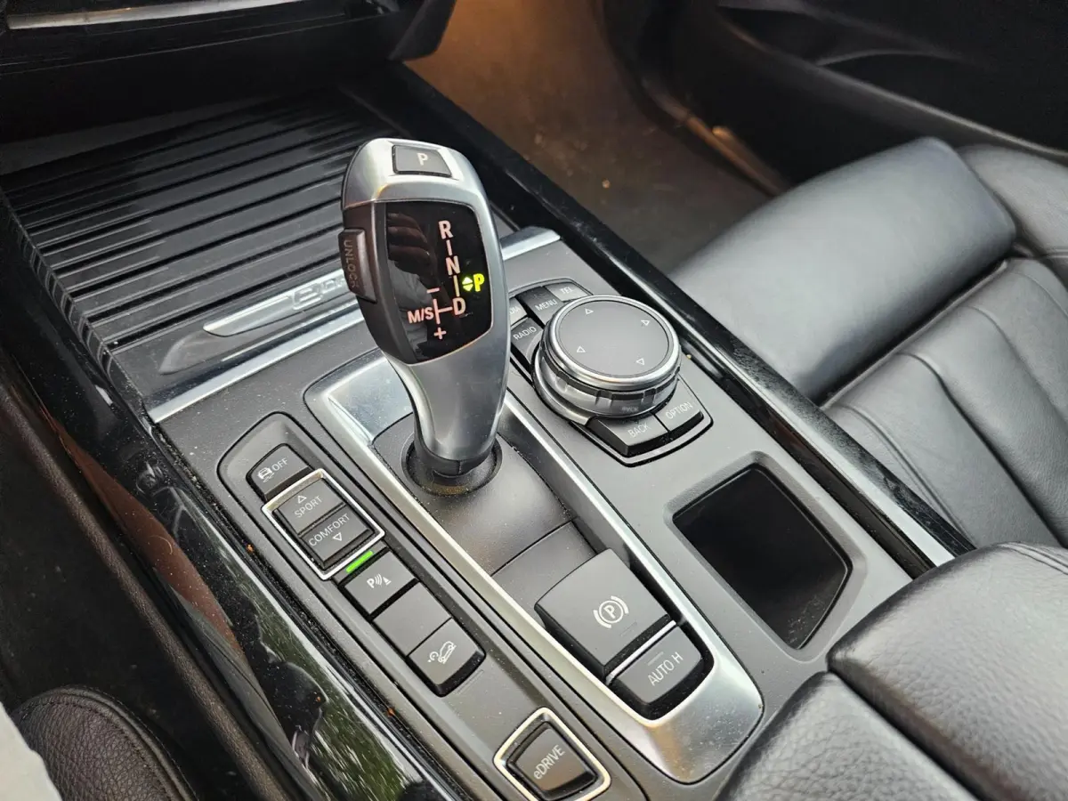 XDrive40e High Executive M-sport dealer onderhouden