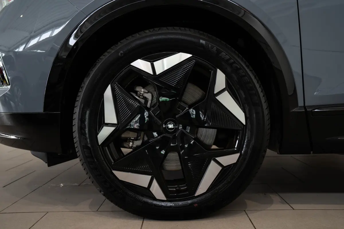 Ultimate AWD 73 kWh | Tot 8 Jaar Garantie | Lederen Bekleding | Panoramadak | Head-up | 20 Inch Lichtmetaal | Stoelvewarming en ventilatie | Stoel massage |