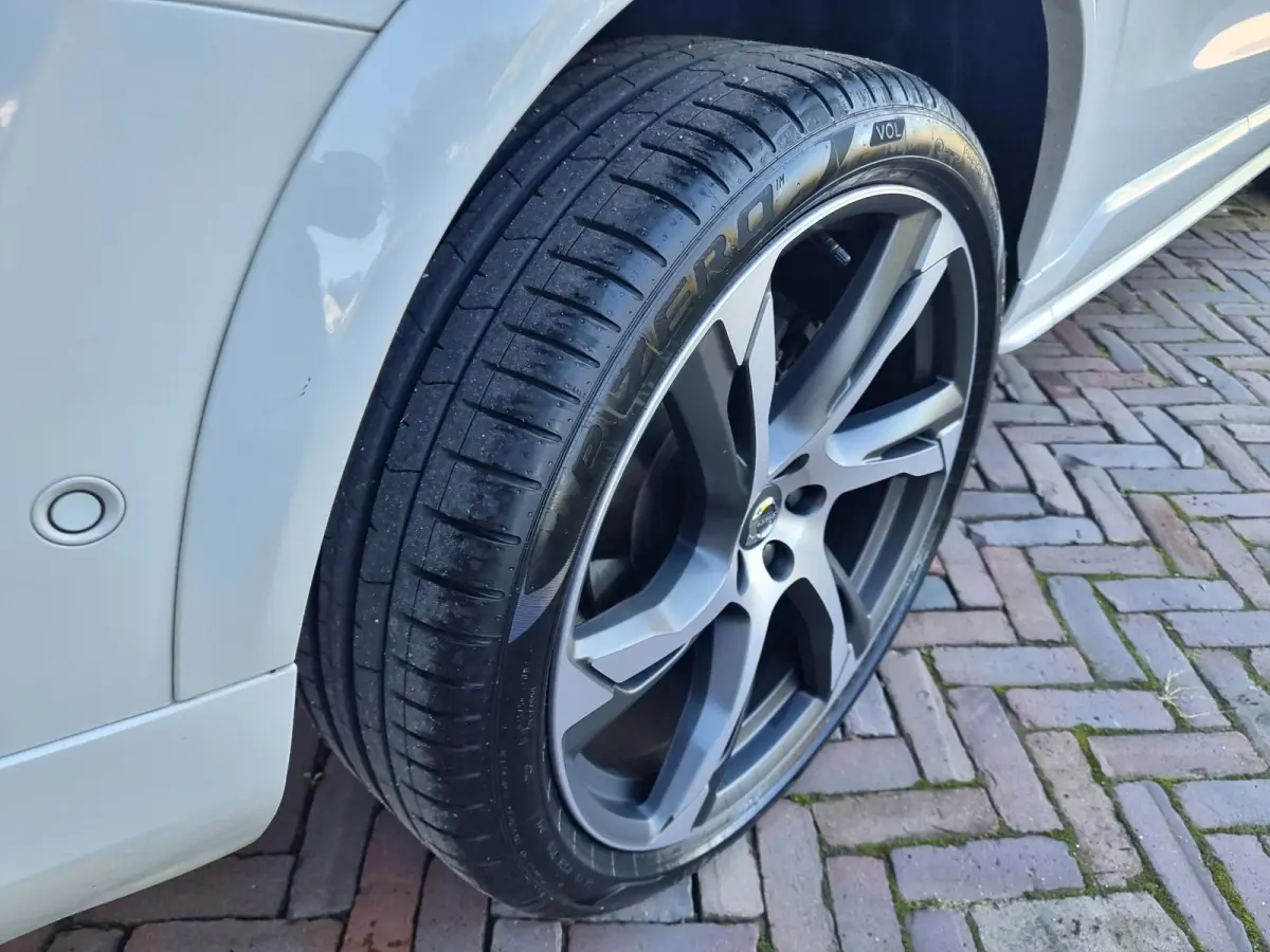 D5 225pk AWD R-design 22inch/LEDER/led