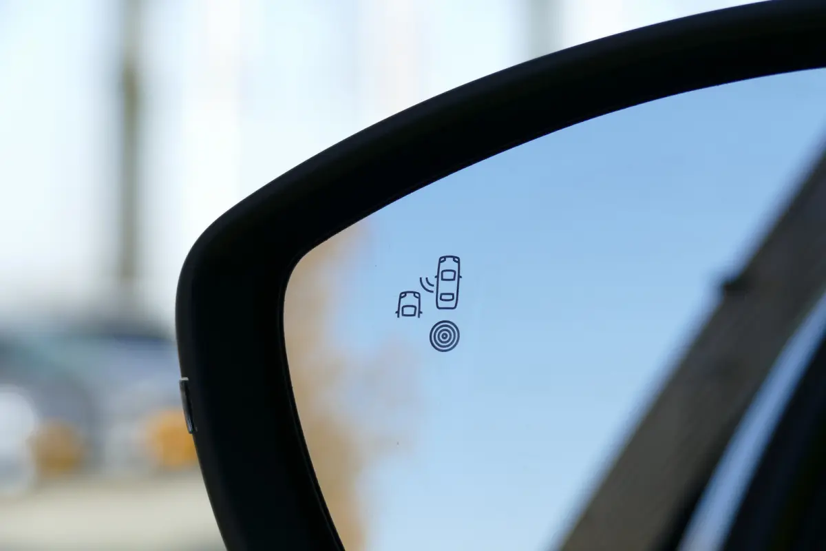 GT | Armsteunen op de voorportieren bekleed met kunstleder met groen sierstiksel (GT-Line) | Climate Control | Dashboard en deurpanelen in kunststof met carboneffect