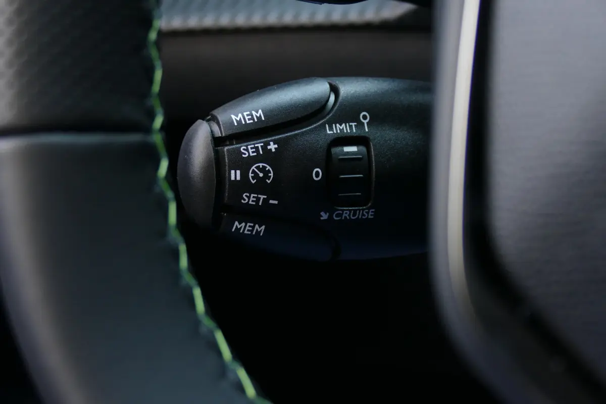 GT | Armsteunen op de voorportieren bekleed met kunstleder met groen sierstiksel (GT-Line) | Climate Control | Dashboard en deurpanelen in kunststof met carboneffect