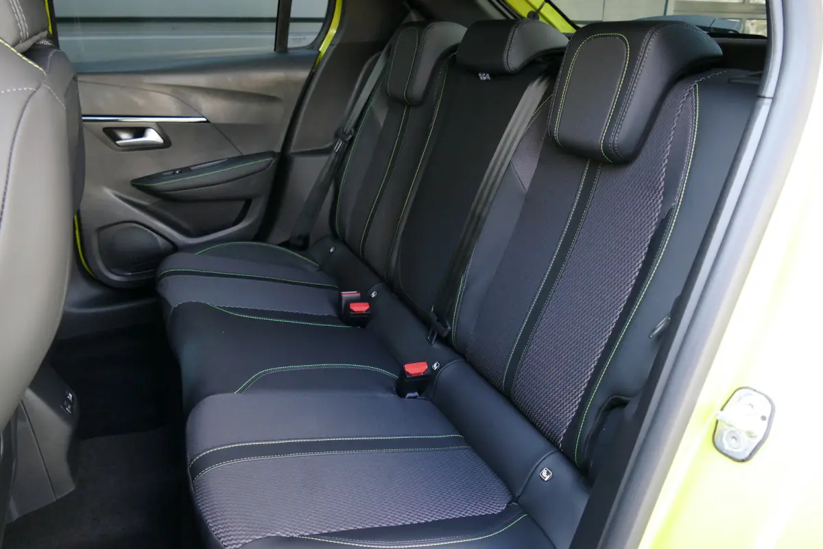 GT | Armsteunen op de voorportieren bekleed met kunstleder met groen sierstiksel (GT-Line) | Climate Control | Dashboard en deurpanelen in kunststof met carboneffect