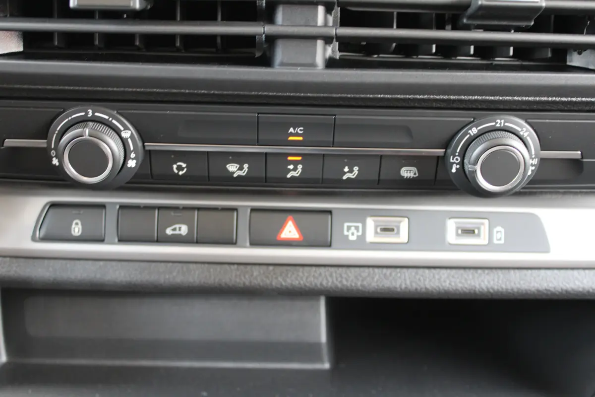 Standaard - Electric | Elektrisch bedienbare en verwarmde buitenspiegels | Exterieurpakket | Multi-mode toggle (ECO, NORMAL, POWER)