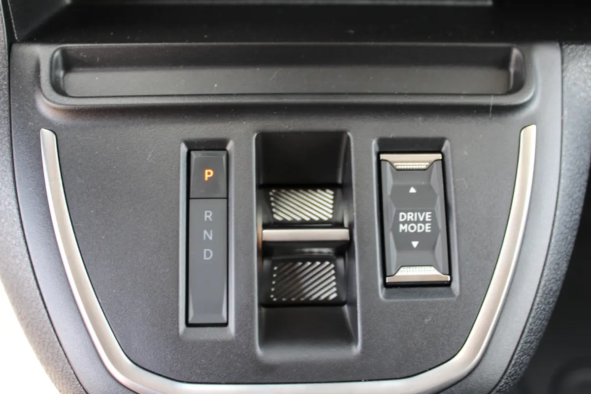 Standaard - Electric | Elektrisch bedienbare en verwarmde buitenspiegels | Multi-mode toggle (ECO, NORMAL, POWER) | Parkeersensoren achter