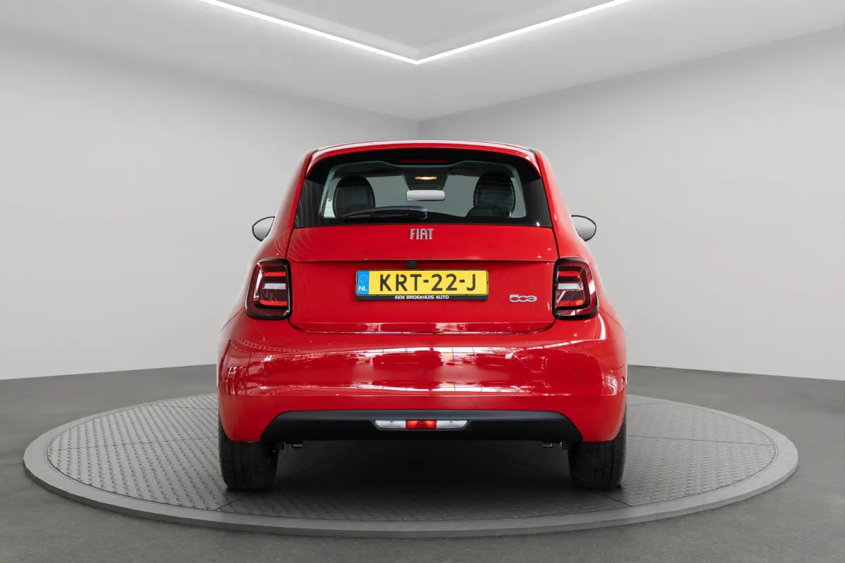 42 kWh | Camera | Parkeersensoren Voor & Achter | Navigatie | Apple Carplay & Android Auto | Keyless |